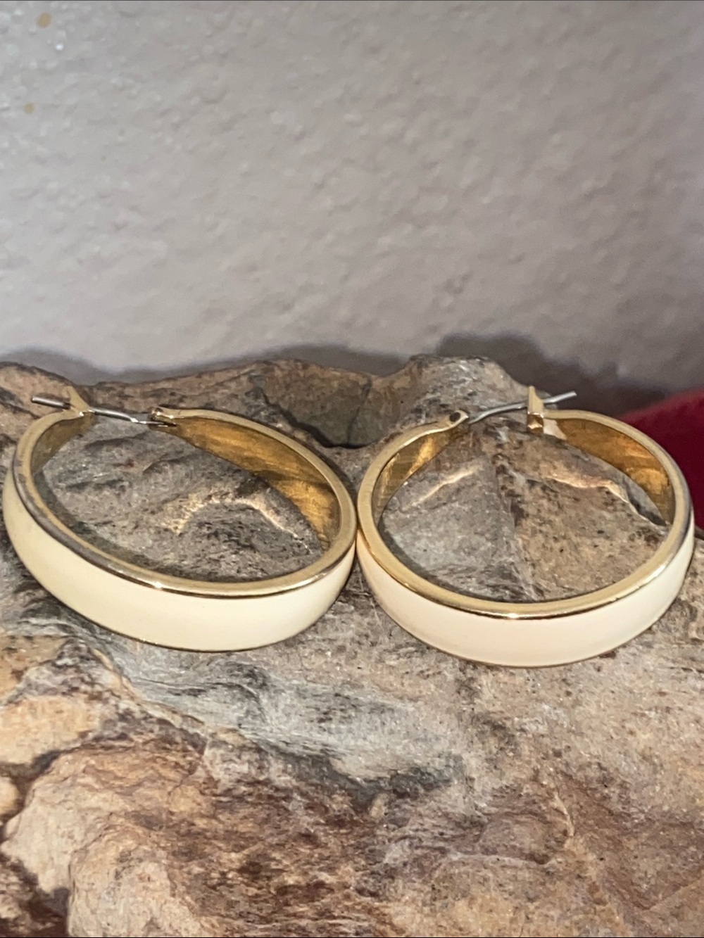 Vintage 80s Cream Enamel & Gold Tone Alloy Hoops LeverBack Stud Earrings